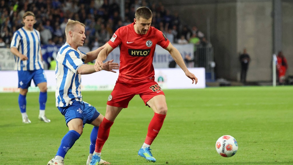 Foto: Lukas Petkov (SV Elversberg) im Zweikampf mit Fabian Holland (SV Darmstadt) 