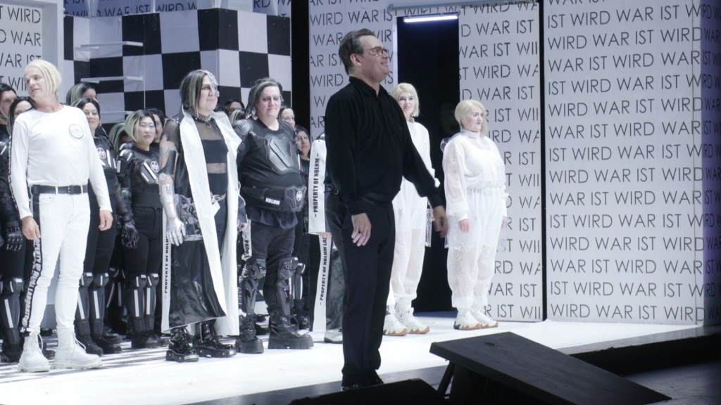 Foto: Ensemble der Götterdämmerung-Inszenierung am Saarländischen Staatstheater 