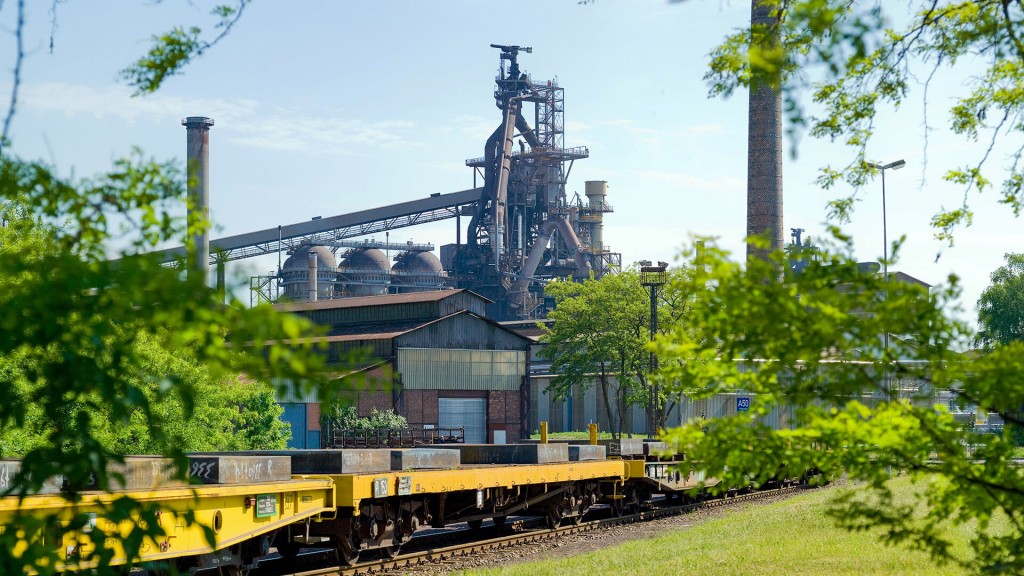 Hochofen der Dillinger Hütte im Grünen