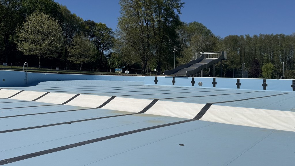 Das abgedeckte Schwimmbecken im Freibad Bexbach