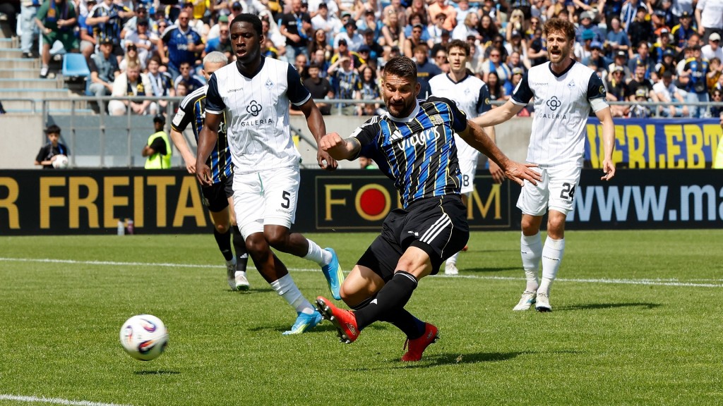 Kai Brünker (1. FC Saarbrücken, Mitte) beim Spiel gegen SV Waldhof Mannheim am 02.05.2026