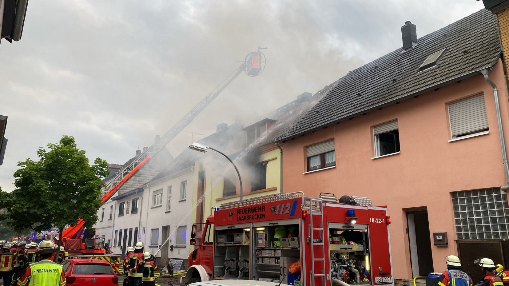 Foto: Feuer in einem Mehrfamilienhaus in Dudweiler.