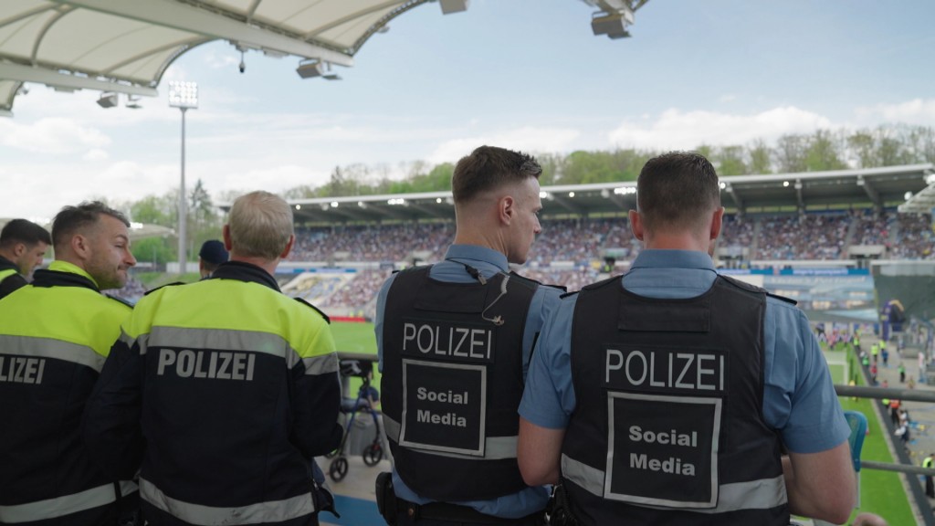 Foto: Polizisten im Stadion