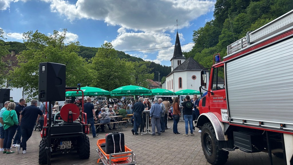 Feuerwehrfahrzeuge beim Fest in Honzrath
