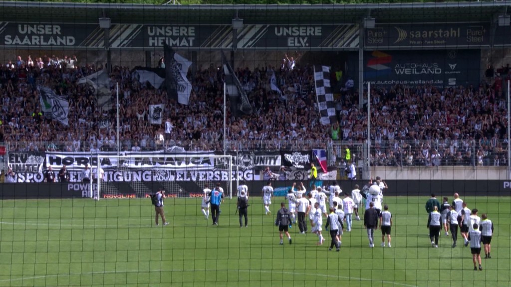 Foto: SVE-Mannschaft feiert mit den Fans