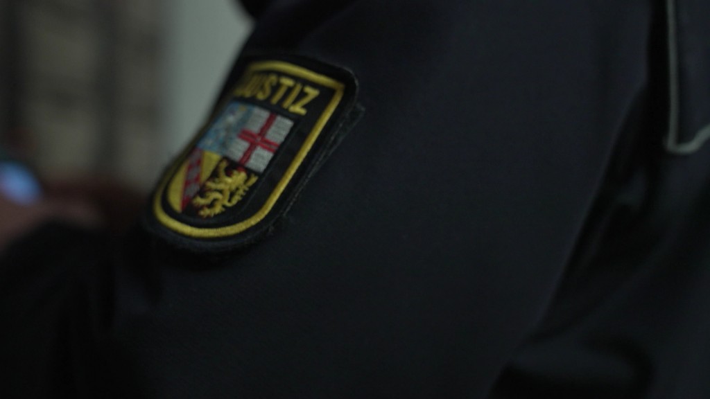 Foto: Justizbeamter in Uniform 