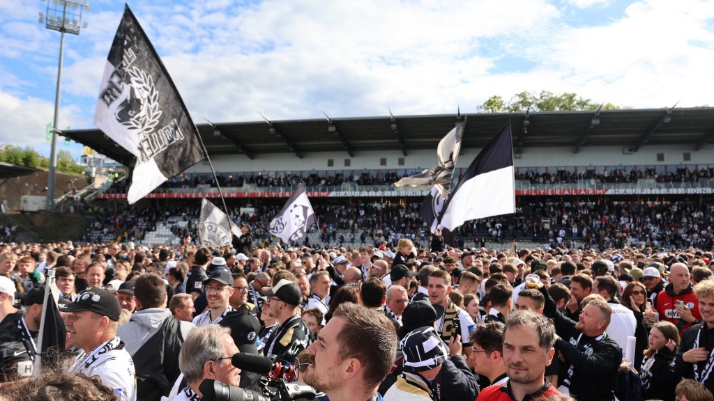 Die Fans stürmten nach Abpfiff den Rasen an der Kaiserlinde und feierten den Aufstieg.