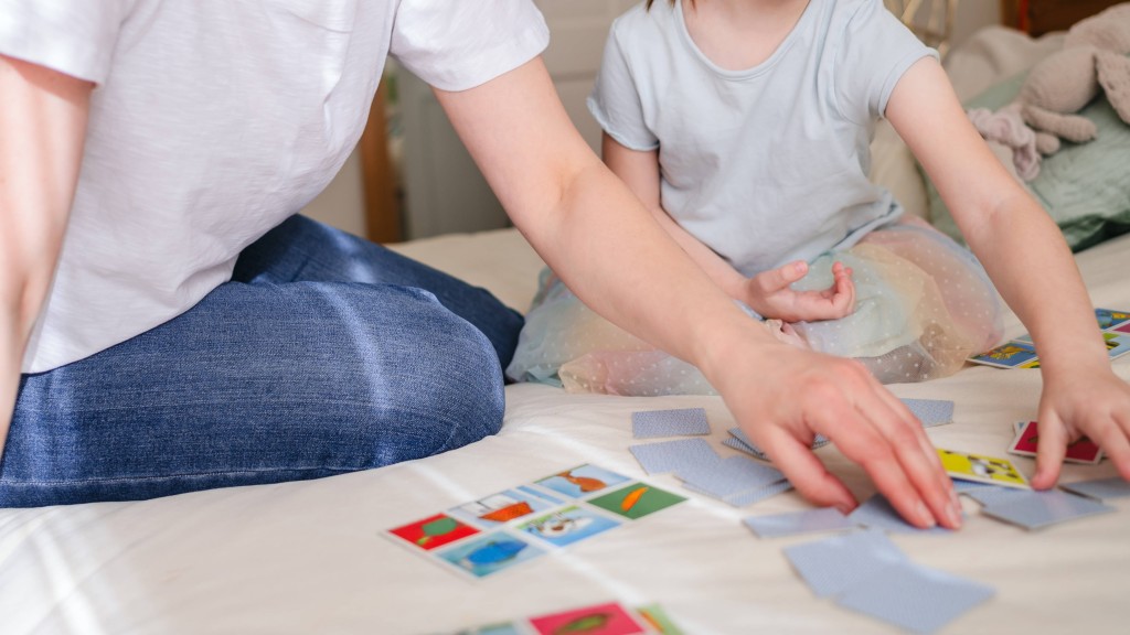 Hände von Eltern und einem Kind legen ein Puzzle zusammen