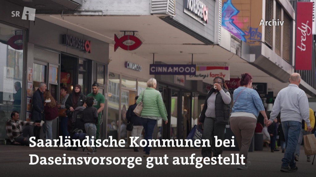 Foto: Menschen laufen durch die Bahnhoftstraße in Saarbrücken
