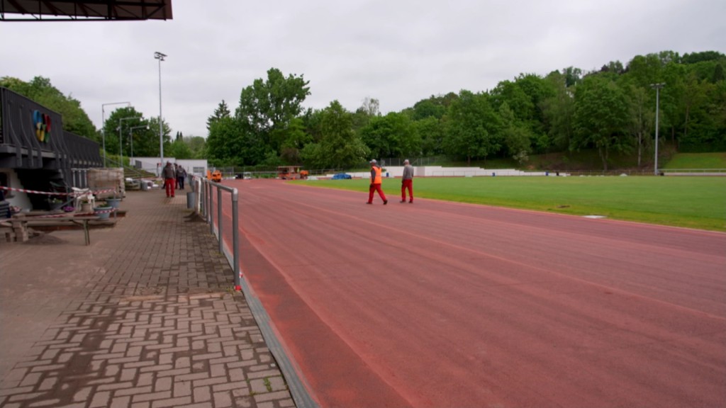 Foto: Ein Sportplatz wird für die Nationalen Special Olympics wieder neu gemacht