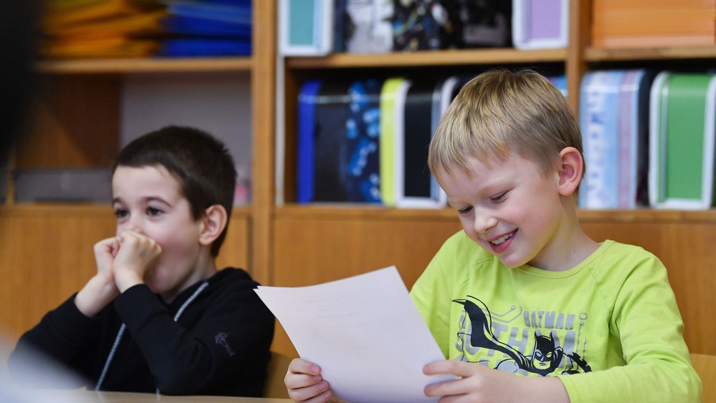 Kinder einer Grundschulklasse mit Zertifikat