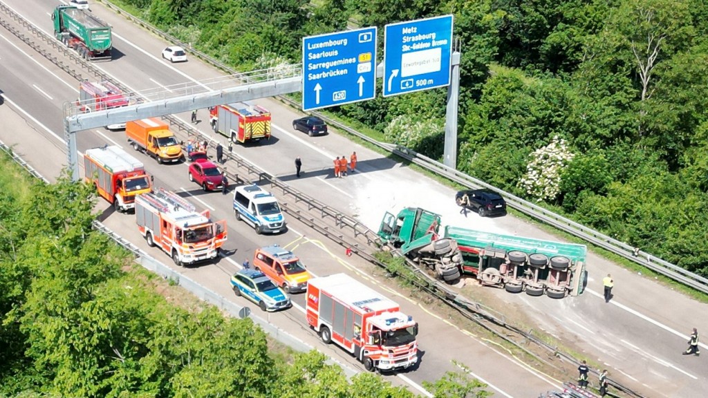 Ein umgekippter LKW liegt auf der A6