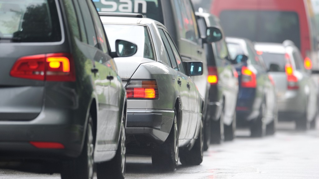 Berufsverkehr. Autos stehen im Stau.
