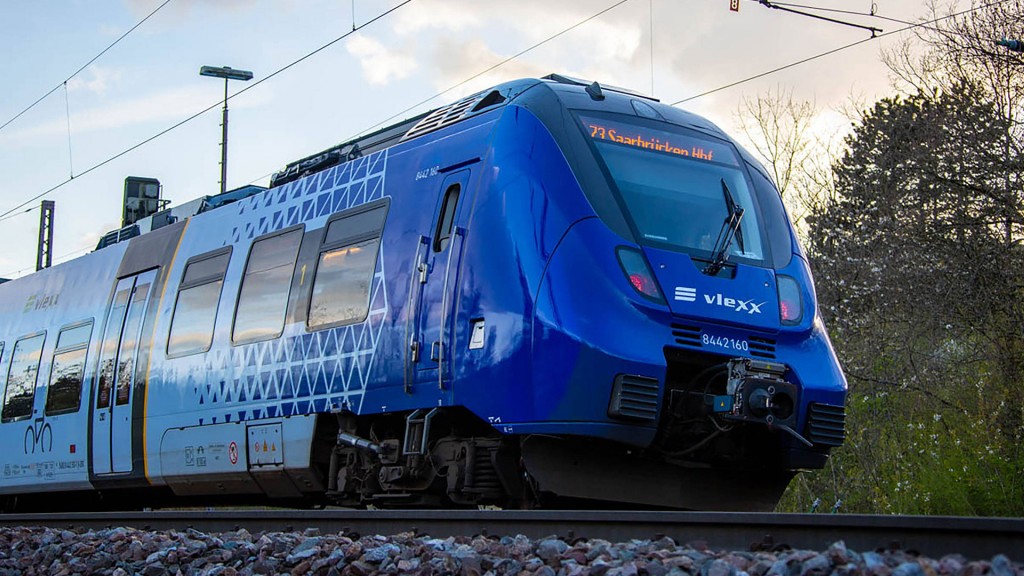 Ein Regionalzug des Betreibers „vlexx“ auf den Gleisen