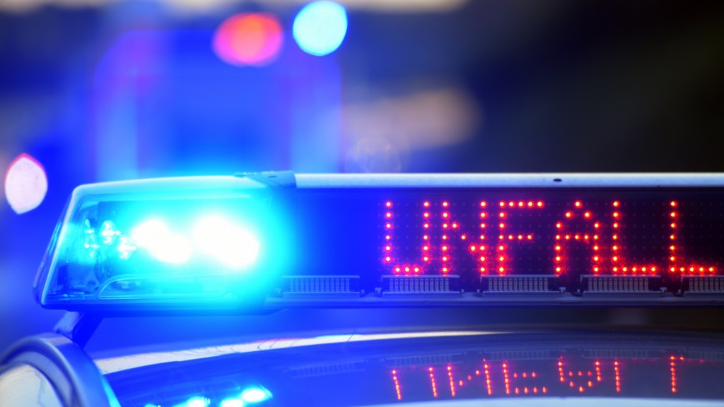 Foto: Auf einem Polizeifahrzeug warnt eine Leuchtschrift vor einer Unfallstelle.