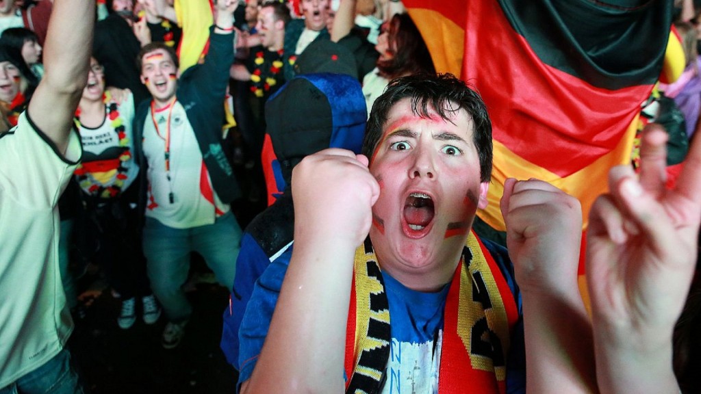 Deutscher Fußball- Fan jubelt 