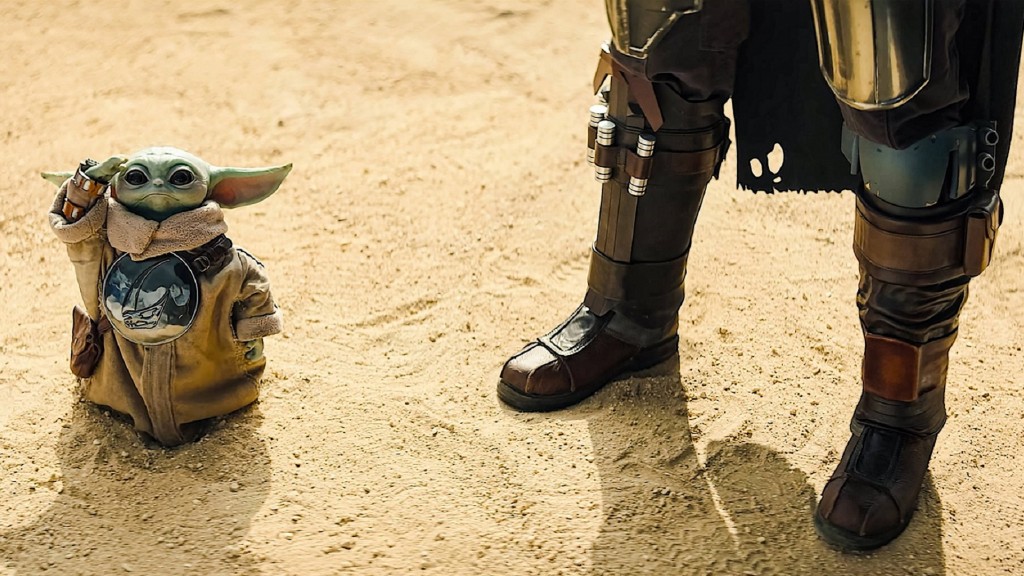 Grogu und Pedro Pascal in einer Szene aus dem neuen Film von (C)Walt Disney Studios: „Star Wars: The Mandalorian and Grogu“ (2026)