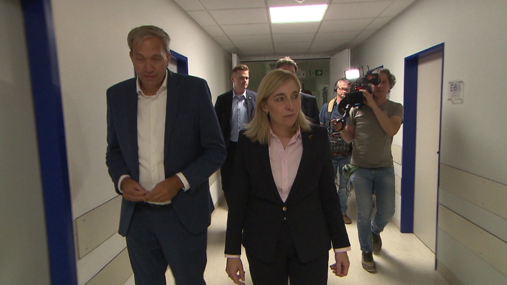 Foto: Bundesgesundheitsministerin Nina Warken besucht Knappschaftsklinikum Püttlingen