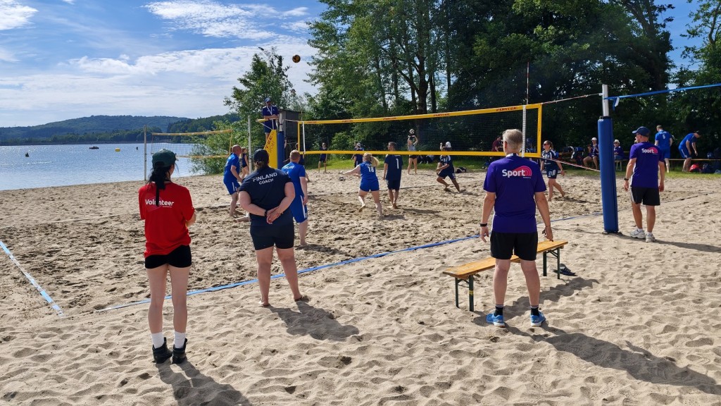 Ein Volunteer im roten Shirt am Bostalsee bei den Special Olympics
