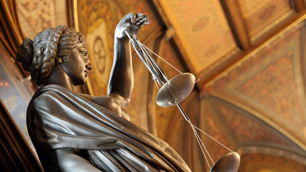 Foto: Skulptur der Justitia in einem Gerichtsgebäude