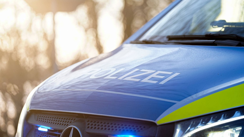 Polizeiwagen mit Blaulicht bei einem Einsatz