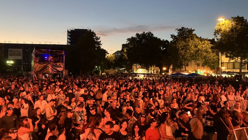 Altstadtfest Saarbrücken, Besucher abends vor der Bühne auf den Tbilisser Platz