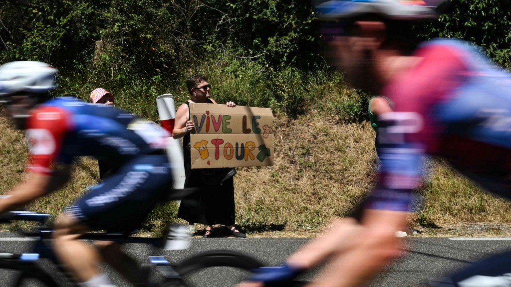 Fans feuern Fahrer der Tour de France mit einem Schild „Vive Le Tour“ an