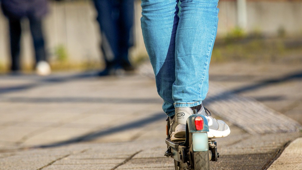 Ein E-Scooter-Fahrer ist auf der Straße unterwegs