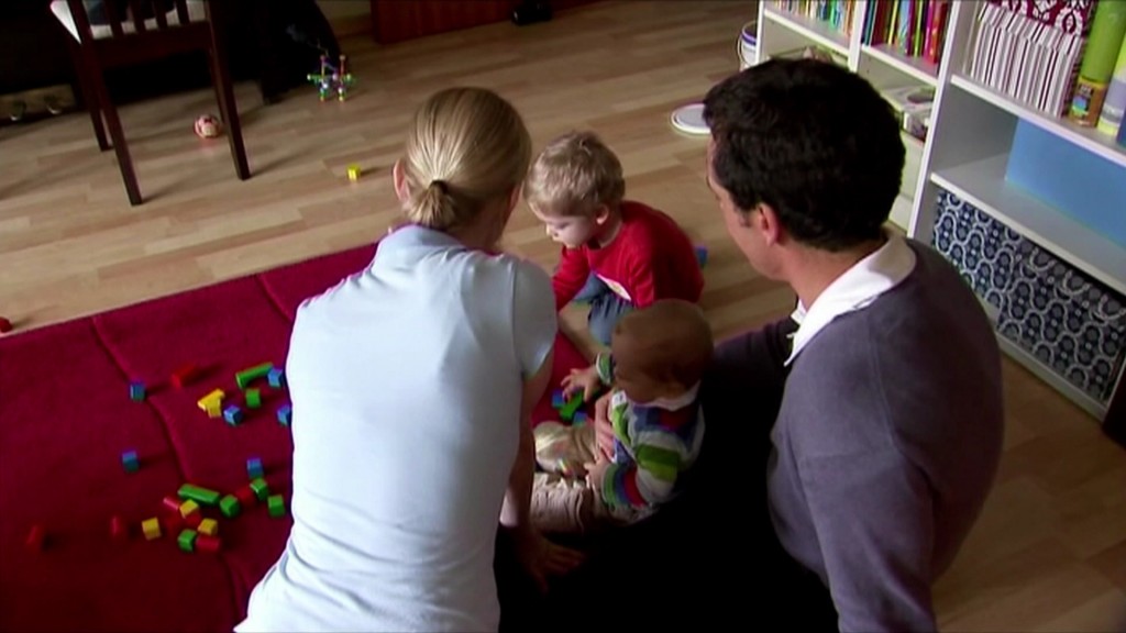 Foto: Eltern spielen mit ihren zwei Kleinkindern
