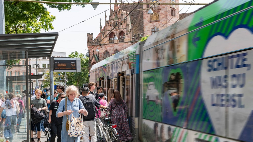 Foto: Saarbahn und Fahrgäste an der Haltestelle Johanneskirche 