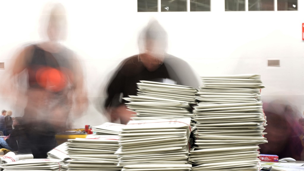 Wahlhelfer bereiten Stimmzettel vor