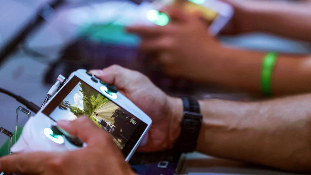 Besucher der Gamescom probieren Spielekonsolen aus