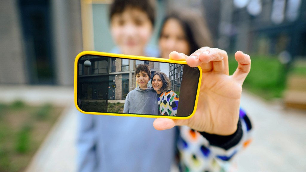 Foto: Symbolbild: Eine Frau macht ein Selfie mit einem Jungen