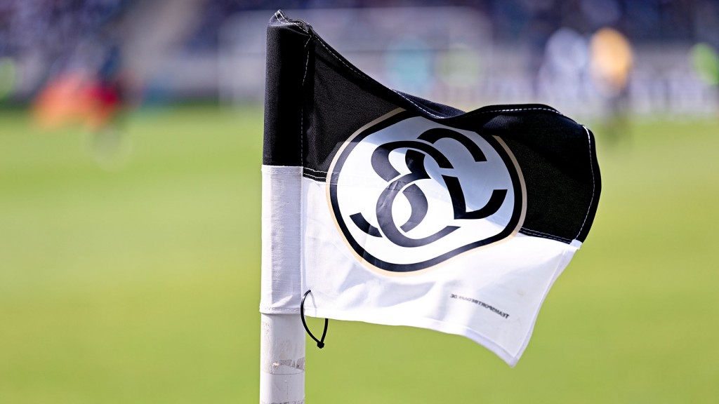 Eckfahne der SVE im Elversberger Stadion an der Kaiserlinde
