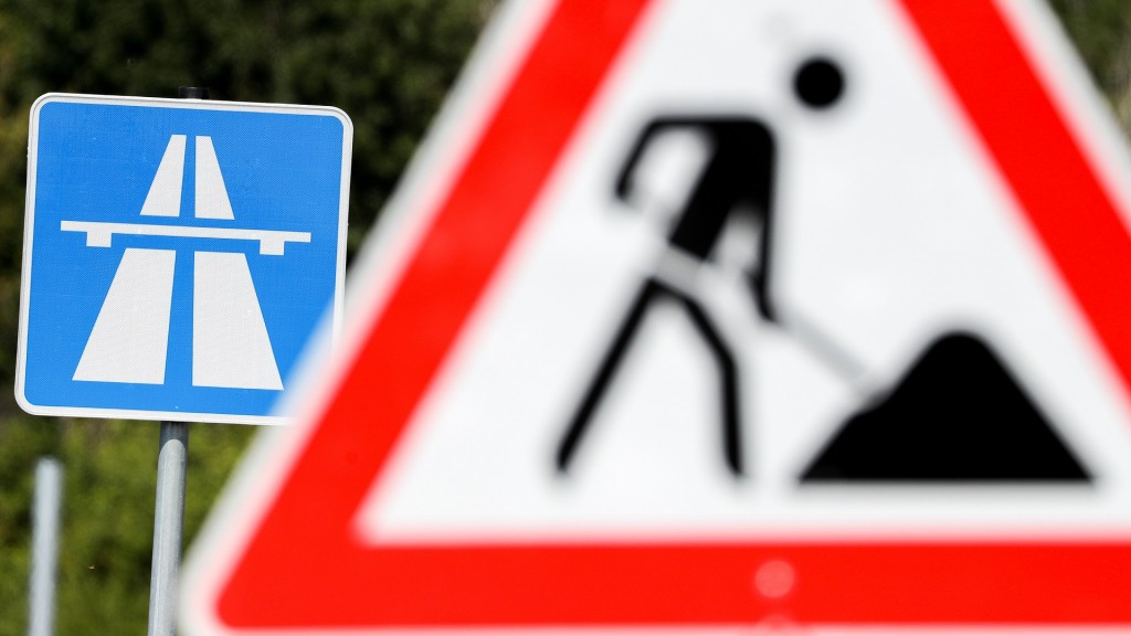 Ein Schild weist auf eine Baustelle auf einer Autobahn hin.