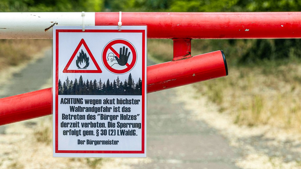Wegen Waldbrandgefahr ist der Zugang in den Wald duch eine Schranke gesperrt.