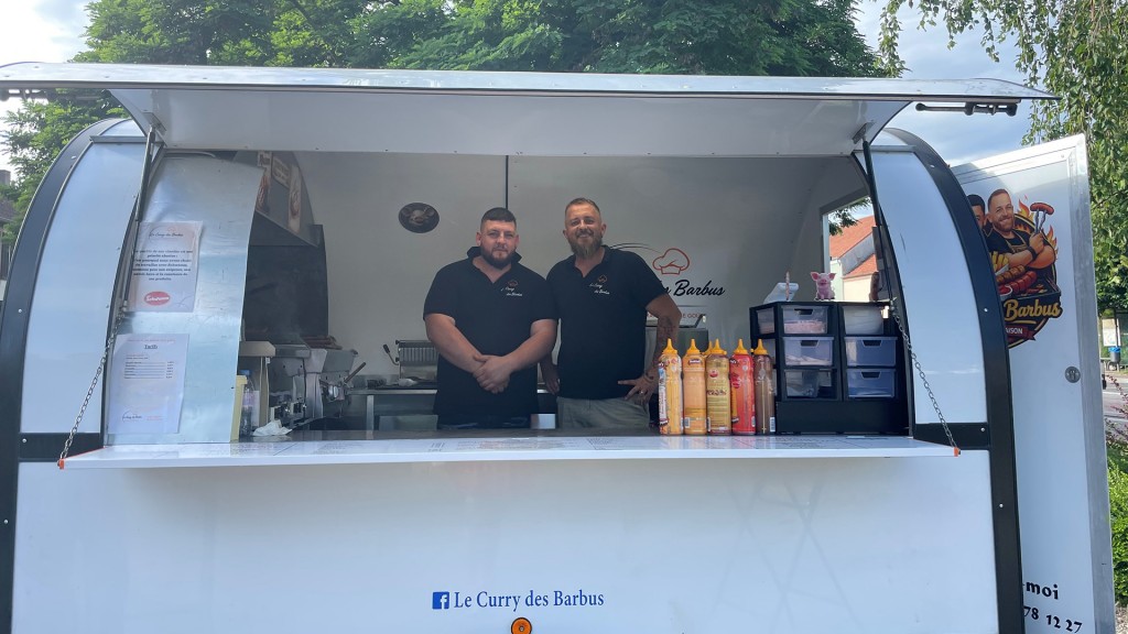 Sébastien Zinne und Michael Scherer in ihrem Foodtruck 