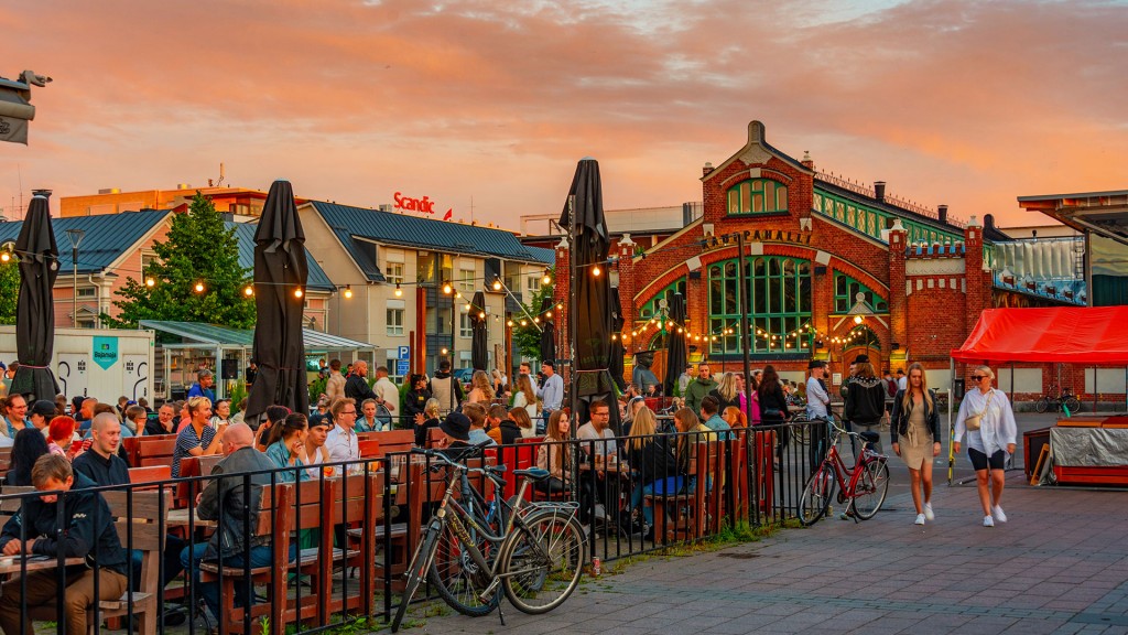 Viele Menschen sitzen in der Innenstadt von Oulu, Finnland, Kulturhauptstadt 2026