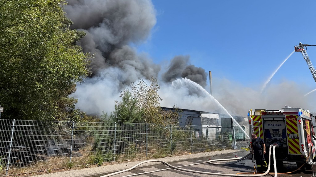 Foto: Großeinsatz der Feuerwehr bei Brand in Lagerhalle