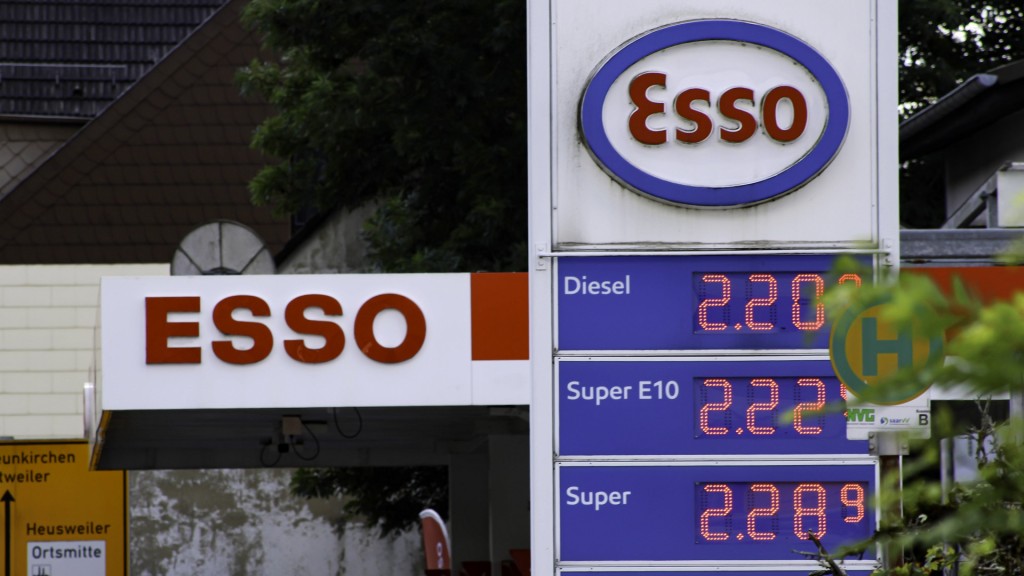 Preistafel einer Tankstelle in Illingen Saar zeigt hohe Spritpreise nach 12 Uhr mittags