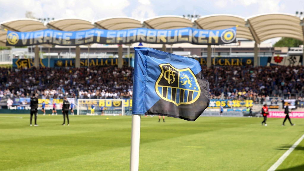 Eine Eckfahne mit FCS-Logo im Ludwigspark
