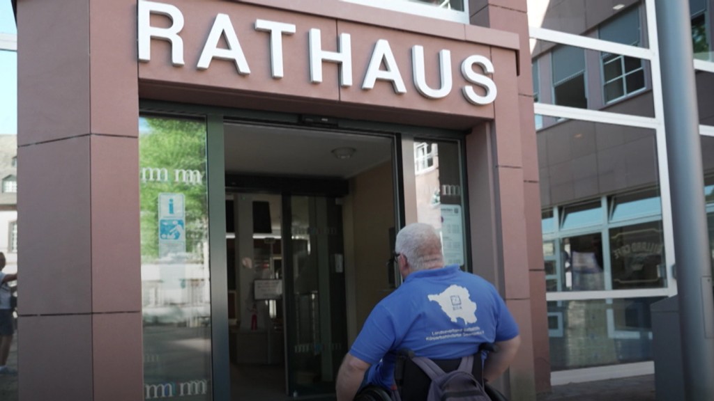 Foto: Rollstuhlfahrer am Eingang zum Rathaus
