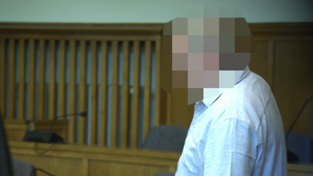 Foto: Angeklagter bei einer Gerichtsverhandlung