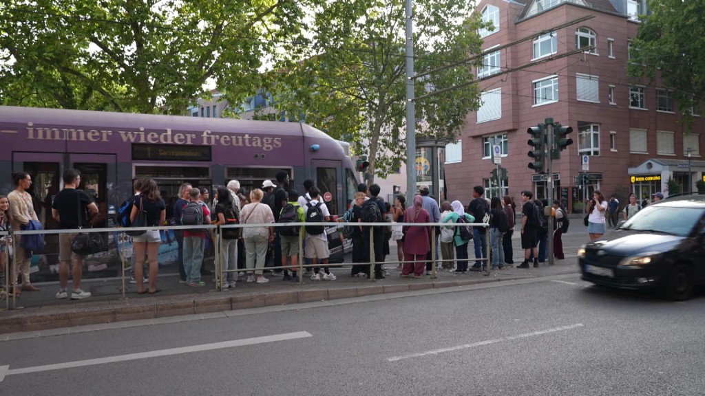 Foto: Saarbahnhaltestelle mit wartenden Schülern