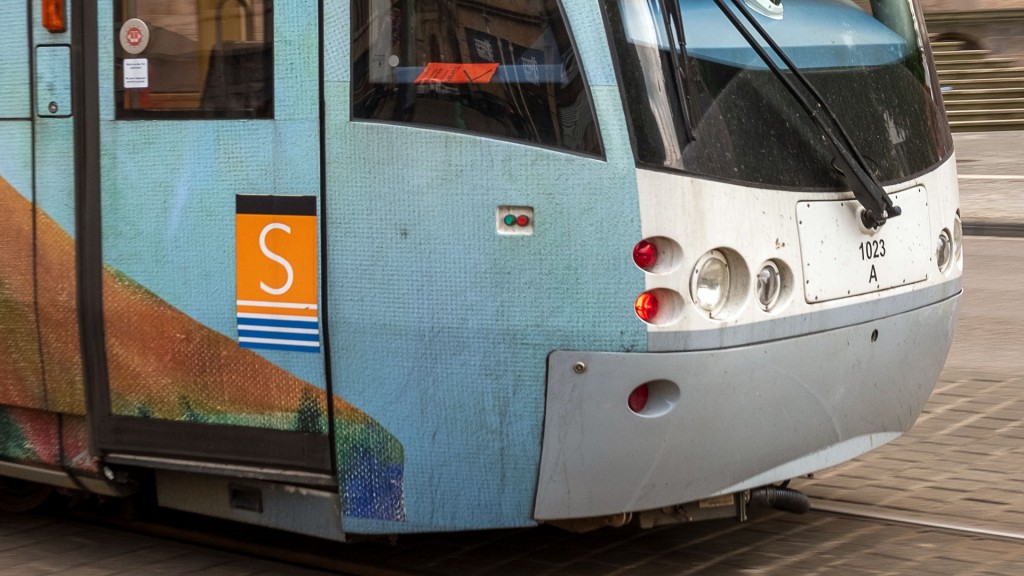 Foto: Das Logo der Straßenbahn auf einem vorbeifahrenden Schienenfahrzeug