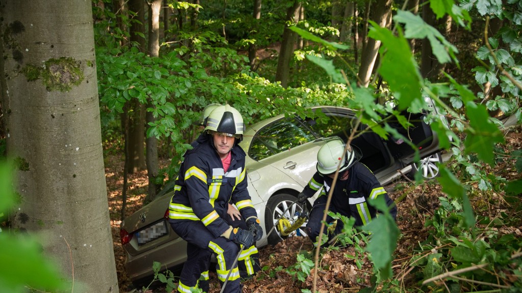 Ein Auto stürzte am in Neunkirchen eine Böschung hinab