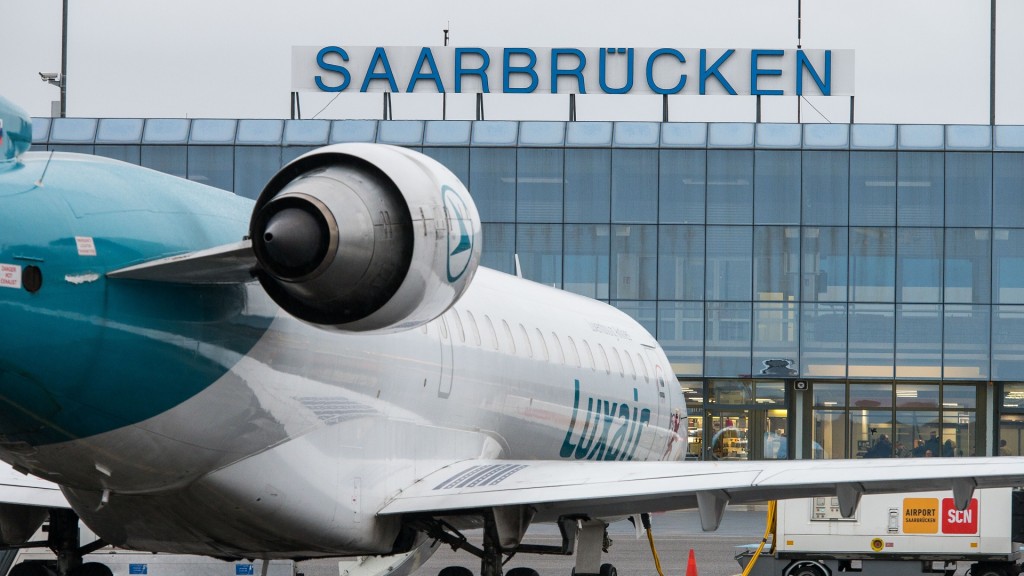 Foto: Ein Flugzeug steht auf dem Vorfeld des Flughafens Saarbrücken.