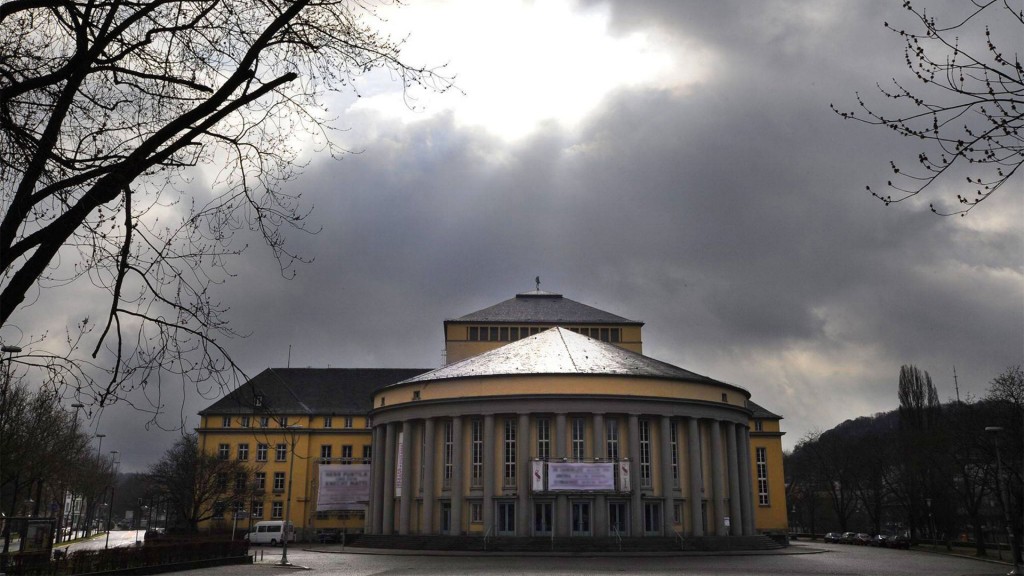 Das Saarländische Staatstheater in Saarbrücken bei schlechtem Wetter
