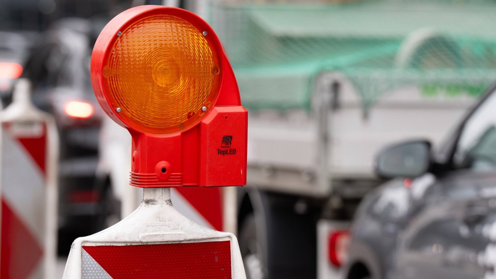 Absperrung auf einer Straße. Im Hintergrund Fahrzeuge
