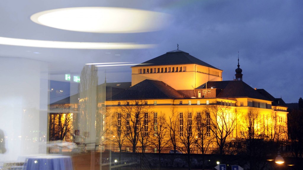 Blick durch ein Fenster auf das Saarländische Staatstheater in Saarbrücken